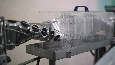 Technological line for bottling of beer in brewery. Empty aluminum beer cans are Vídeos de archivo 129305753