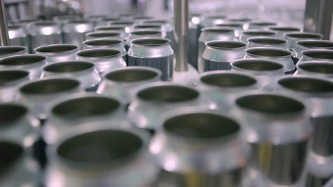 Technological line for bottling of beer in brewery. Empty aluminum beer cans are Vídeo Stock 129306115