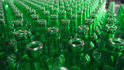 Technological line for bottling of beer in brewery. Empty green bottles in a Vídeo Stock 151813413