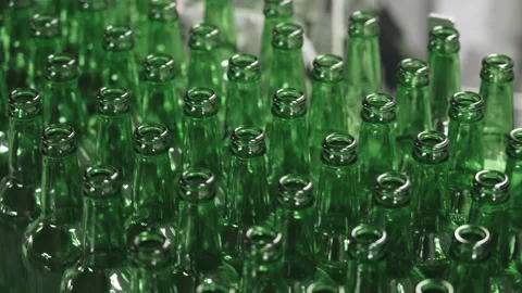 Technological line for bottling of beer in brewery. Empty green bottles in a Vidéo 151813617