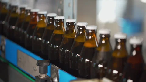 Technological line for bottling of beer in brewery. Vidéo 245275558