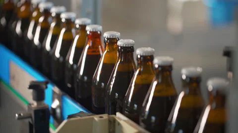 Technological line for bottling of beer in brewery. Vidéo 245278538