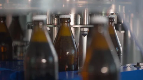 Technological line for bottling of beer in brewery. Vidéo 245279410