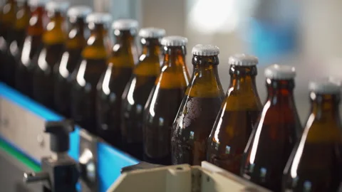 Technological line for bottling of beer in brewery. Vidéo 245280354