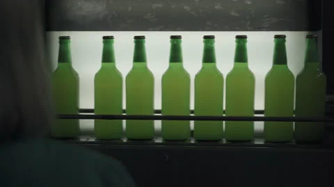 Technological line for bottling beer. Quality control and inspection of beer 库存影片 151888668