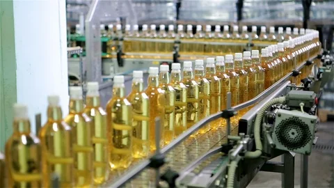 Technological line for bottling of sparkling water at the factory. Plastic Vídeo Stock 129306656