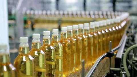 Technological line for bottling of sparkling water at the factory. Plastic Vídeo Stock 129306729