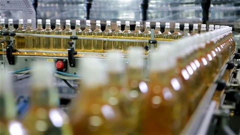 Technological line for bottling of sparkling water at the factory. Plastic Vidéo 129306822