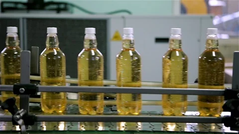 Technological line for bottling of sparkling water at the factory. Plastic Vídeos de archivo 129307031