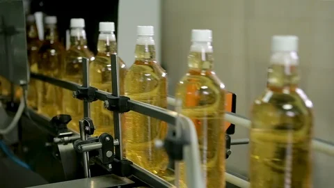 Technological line for bottling of sparkling water at the factory. Plastic Stockbeeldmateriaal 129307202