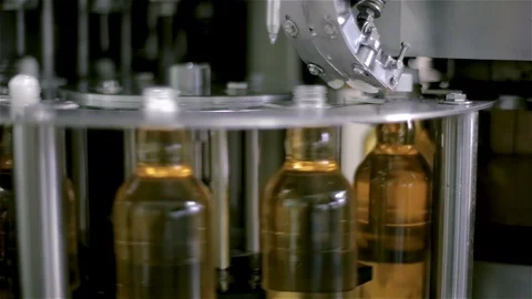 Technological line for bottling of sparkling water at the factory. Plastic Vídeos de archivo 129307328