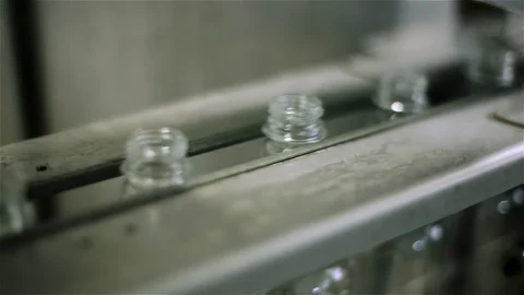 Technological line for bottling of sparkling water at the factory. Empty plastic Stock Footage 129307427