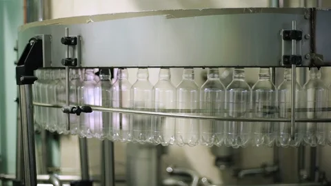Technological line for bottling of sparkling water at the factory. Empty plastic Vidéo 129307565