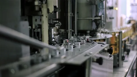 Technological line for imposing caps for plastic bottles with sparkling water in Vidéo 129307646