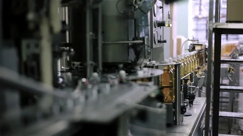 Technological line for imposing caps for plastic bottles with sparkling water in Vidéo 129307766