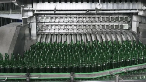 The technological process of washing bottles in the washing machine. Automated 库存影片 151813712
