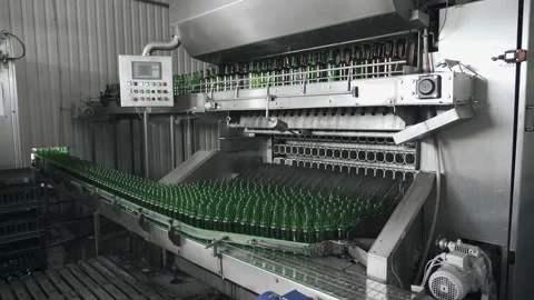 The technological process of washing bottles in the washing machine. Automated Vidéo 151813730