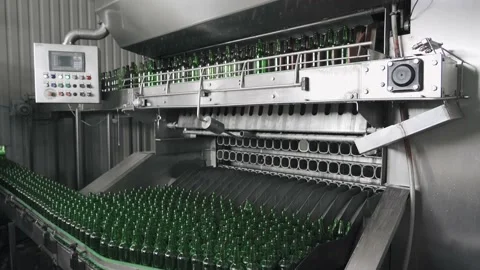 The technological process of washing bottles in the washing machine. Automated Vidéo 151813755