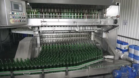 The technological process of washing bottles in the washing machine. Automated Vidéo 151813859