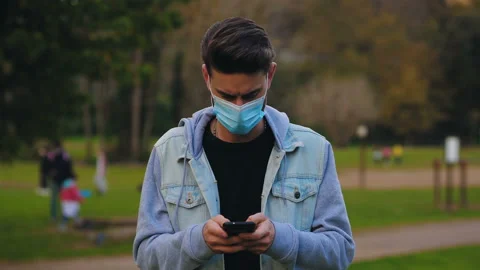 Technology, globalization - man concentrated on writing a message on his mobile Vidéo 143473794