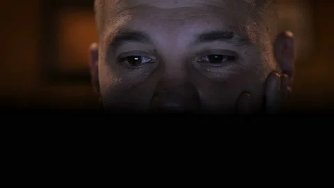 Technology, pc - young man concentrated watching a movie on the computer 스톡 동영상 147361697