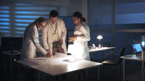 Technology Research Facility: Multiracial Electronics Development Engineers in 스톡 사진