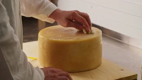 Technology of work at the cheese factory. Vidéo 180064665