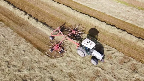 Tedder agricultural machine Vídeos de archivo 153935977