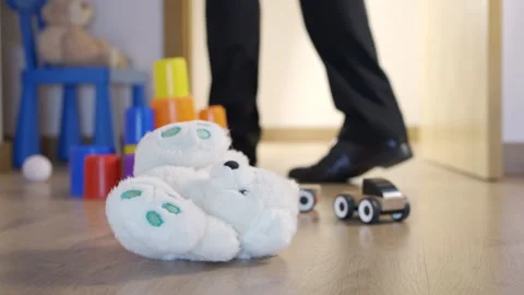 Teddy bear abandoned from the floor Vidéo 284238413