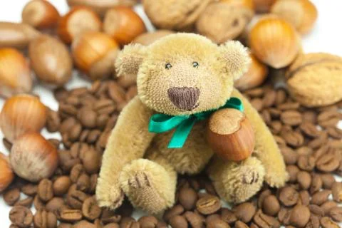 Teddy bear with a bow, coffee beans and nuts Foto stock