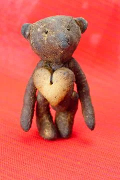 Teddy bear  handmade and cookie  in the form of heart on a red background Foto stock
