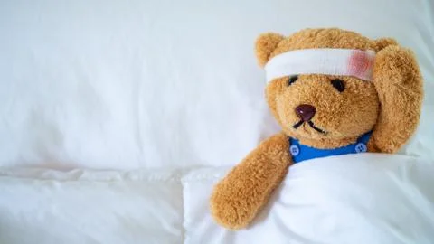 The teddy bear was sick in bed after being injured in an accident. Getting li Foto stock