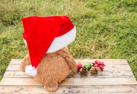 Teddy bear wearing santa claus hats on wooden table Foto stock