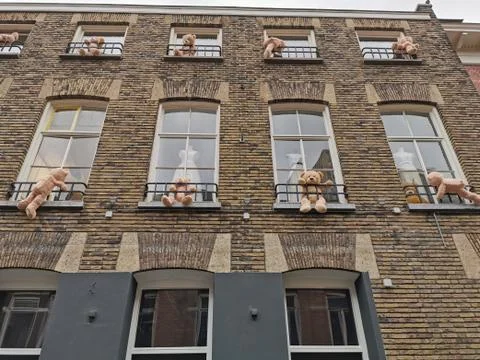 Teddy bears looking out of windows Stock-Fotos