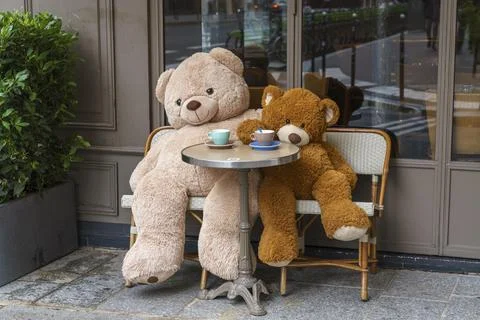 Teddy bears sitting at the table in Cafe Saint Honore Rue St Honore Paris Stock-Fotos
