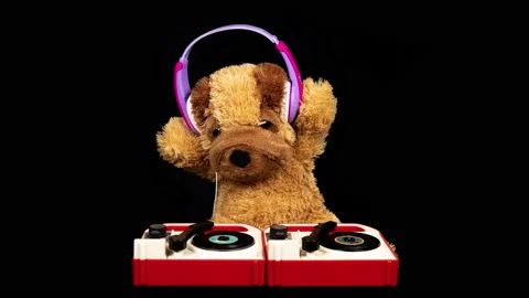 Teddy dog moving djing on tunrtables with headphones Видео 150394222