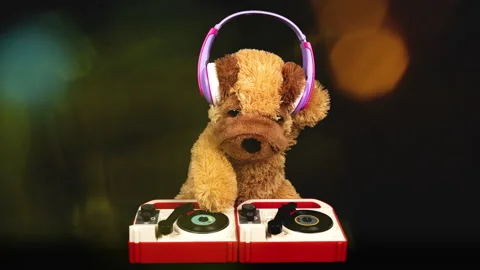 Teddy dog moving djing on tunrtables with headphones Видео 150394282