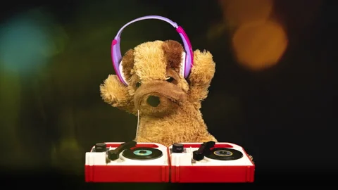Teddy dog moving djing on tunrtables with headphones Видео 150394347