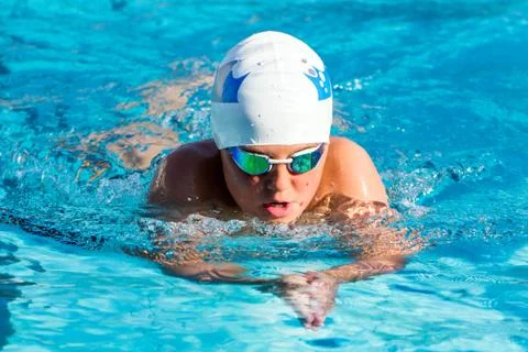 Teen boy swimming breaststroke. Foto stock