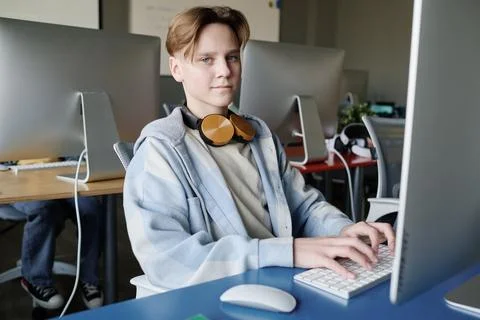 Teen Boy Texting On Computer In Class Stockfoto's