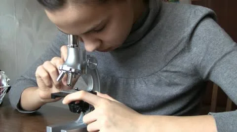 Teen girl using microscope 動画素材 11380037