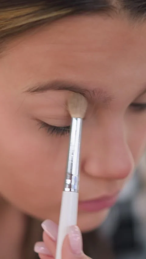 Teen makeup tutorial, Warmtoned eye makeup demonstration with patient sweeping Video stock 326671280