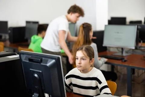 Teen schoolgirl learning basics of programming in computer college Foto stock