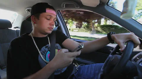 TEEN TEXTING WHILE DRIVING Vidéo 23377405
