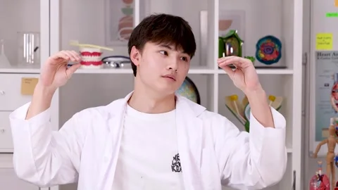 Teenage Student in Lab Coat Explaining Science with Hand Gestures 스톡 동영상 341061665