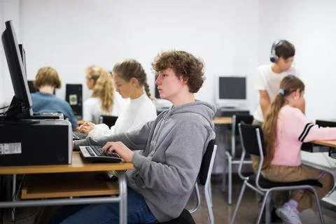 Teenager solves a school problem at the computer in computer class Stockfoto's