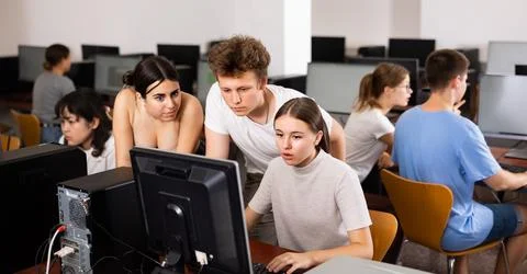 Teenagers using computer during computer science lesson 库存照片