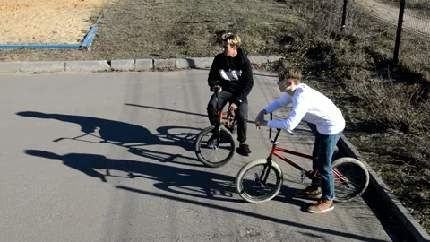 Teens on BMX bikes 스톡 동영상 130986726