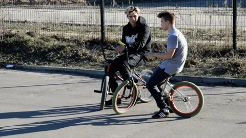 Teens on BMX bikes 库存影片 131065208