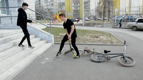 Teens on BMX bikes 库存影片 131201421